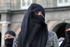 إيطاليا تحظر البرقع والنقاب في المدارس وتقيد الطلاب الضعاف في اللغة