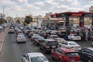 طوابير البنزين تعود إلى بغداد.. شحنات من الإمارات ودول الجوار لسد النقص