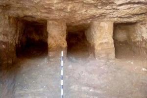 اكتشاف مقابر أثرية منحوتة في الصخر بتل اليهودية
