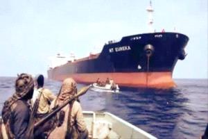 قراصنة صوماليون يستولون على ناقلة نفط في خليج عدن
