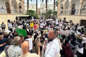 احتجاجات الرواتب تتسع في ليبيا.. وتضغط على حكومة الدبيبة