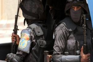 طالب يقتل والده إمام المسجد ويجلس بجوار جثته
