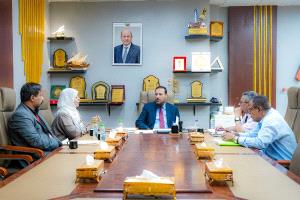 محافظ العاصمة عدن يطلع على جهود الجهاز المركزي للإحصاء في رصد موجة النزوح وتحديث بيانات الأسر النازحة