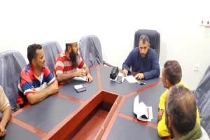 مدير عام التواهي يناقش مع عمال مؤسسة المياه الية تحسين الخدمات للمواطنين