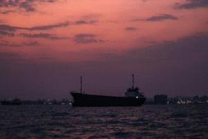إيران تُصعد بشأن مضيق هرمز.. "لا أمن لسفن تخرج عن مسارنا"