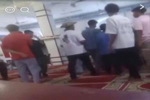 شاب يهدد بتفجير قنبلة يدوية داخل مسجد في مدينة كريتر