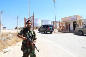 مجموعة مسلحة تغلق خطاً للنفط في ليبيا.. وتحذير من "القوة القاهرة"